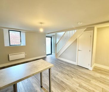 2 bedroom mews to rent - Photo 1