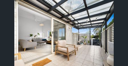 Spacious, Luxury Living Townhouse - Photo 3