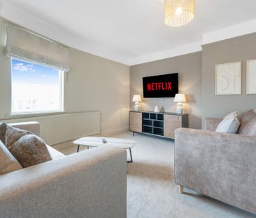 3 bedroom flat to rent - Photo 2