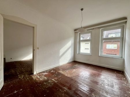 Helle Altbau-2-Zimmerwohnung mit Küche, Bad und großzügiger Deckenhöhe in ruhiger Wohnlage - Photo 2