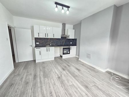 3 bedroom flat to rent - Photo 2