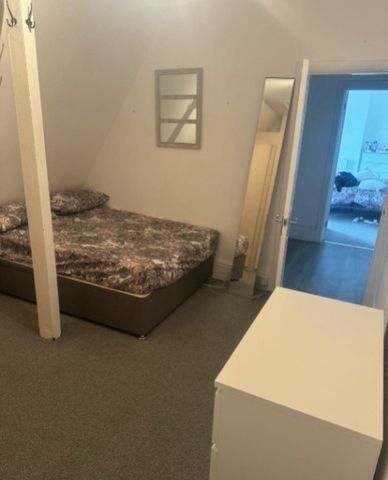 Room in a Shared Flat, Outram Road, CR0 - Photo 3