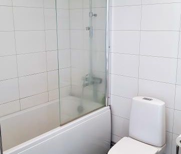 Modern trea med sjöutsikt och stor inglasad balkong - Foto 5