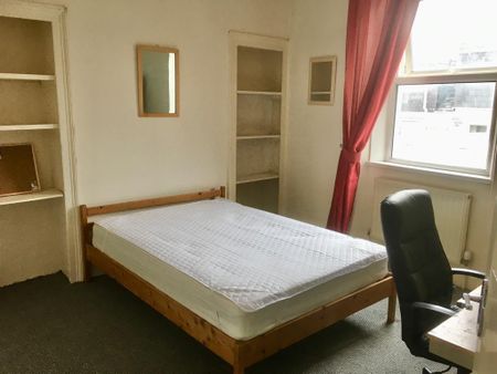 4 bedroom flat to rent - Photo 4