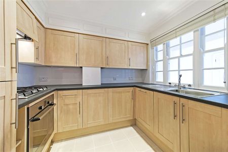 The is a charming one bedroom property situated on the lower ground of a period conversion in South Kensington. - Photo 5