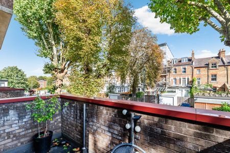 St Stephens Gardens, Putney, London - Photo 5