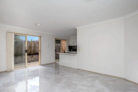 Modern 3-Bedroom Townhouse in Gated Boutique Complex - Photo 3