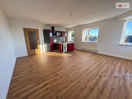 Neu renovierte, schicke 3-Raum-Wohnung in Beierfeld mit Einbauküche zu vermieten - Photo 2