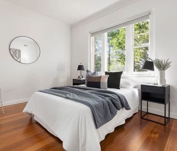 A Sunny Art Deco Duplex By The Park - Photo 5