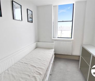 3 bedroom flat to rent - Photo 5