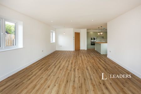 3 bedroom bungalow to rent Daisy Lane, Locks Heath, Southampton, Hampshire, SO31 - Photo 2