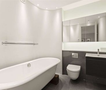 A very spacious two bedroom coach house, tucked away on one of Clap... - Photo 4