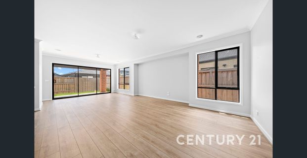 Modern Family Living in Clyde North - Photo 1