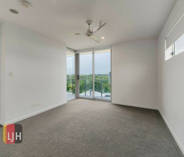 MASSIVE THREE BEDROOM UNIT WITH LIFT ACCESS & HUGE ENTERTAINERS DECK - Photo 3