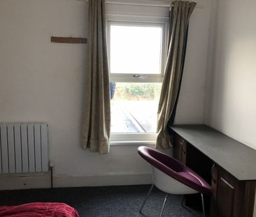 2 Bed Flat, Donnington Gardens, RG1 - Photo 1