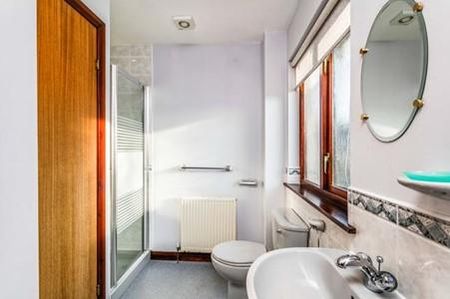 4 bedroom detached house to rent - Photo 2