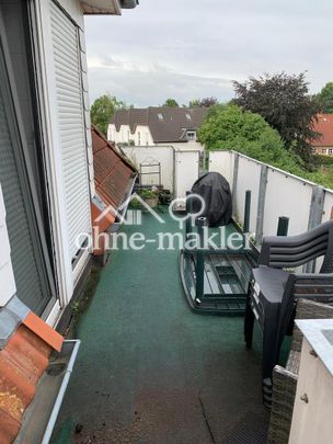 Frisch renovierte 2-Zimmer-DG-Wohnung mit neuer EBK, Balkon & Stellplatz in zentraler Lage von Weyhe - Photo 1