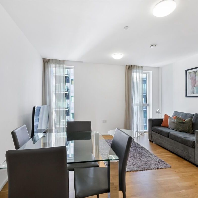 SHORT LET 2 bedroom apartment Clover Court, E14 - Photo 1