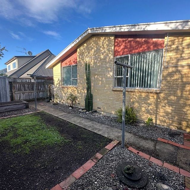 Sunny 2 Bedroom Unit, in Handy Location - Photo 1