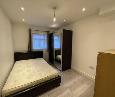 D Floor Flat High Street Colliers Wood, London, SW19 - Photo 3