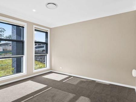 Bright, modern 4 bedroom home - Photo 2