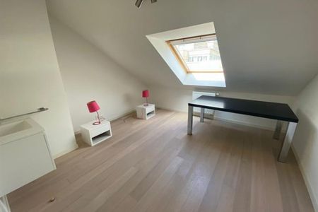 Proche de la Place du Luxembourg, Penthouse duplex meublé 3 chambres - Photo 3