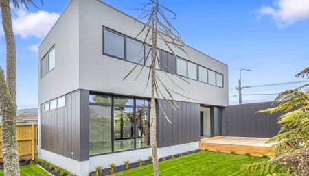 Architecturally designed townhouse - Photo 3
