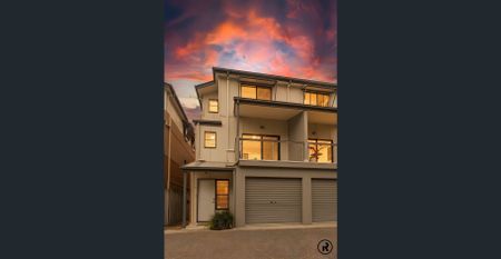 Convenient Tri-Level Living in a Quiet Yeerongpilly Complex 🏡 - Photo 5