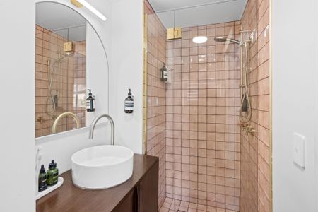 Boutique Apartment with Light-Filled Living and Modern Comforts - Photo 5