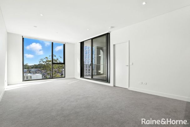 Level 8 with Pool and Golf Course View, Walk to lake and Dinning. - Photo 1