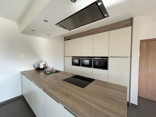 Prachtige halfvrijstaande gezinswoning met 5 slaapkamers - Photo 1