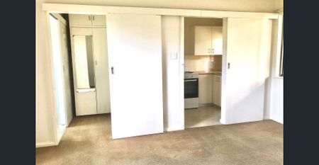 STUDIO APARTMENT - MINUTES WALK TO SHOPS AND TRAIN STATION - Photo 5