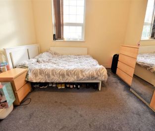 2 bedroom Flat in Raglan Road, Leeds - Photo 6