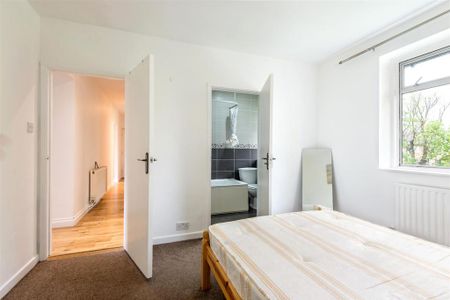 3 bedroom flat to rent - Photo 2