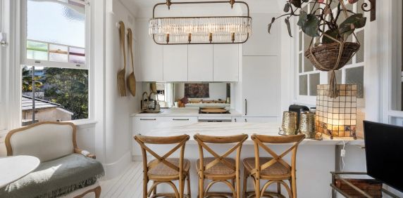 Eclectic Victorian Elegance – Furnished & Utilities, 3-4 Month Lease Term - Photo 2