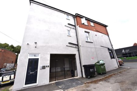 2 bedroom Flat in Flat 3, Leeds - Photo 2