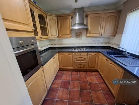 3 bedroom semi-detached house to rent - Photo 5