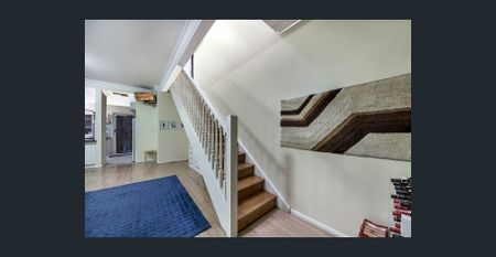 Gorgeous Townhouse immaculate presentation all the mod cons and so close to the city - seek long term tenant for this quality property - Photo 2