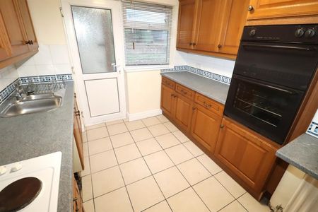 Thorntons Way, Stockingford, Nuneaton - Photo 2