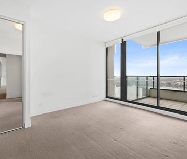 Luxury 2 bedroom apartment with sensational 180 degree view! - Photo 2
