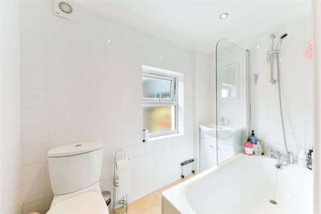 A beautifully presented three bedroom apartment. - Photo 4