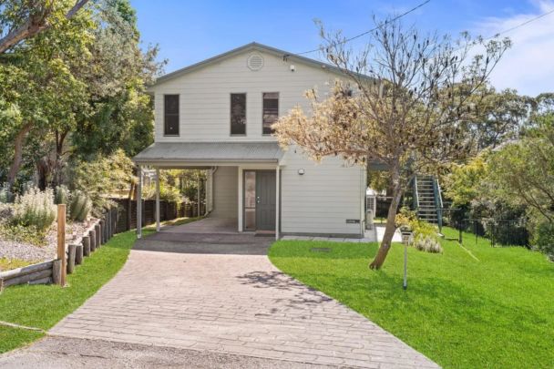 Delightful Family Home Enjoying Filtered Ocean Views - Lawn Care Included ! - Photo 1