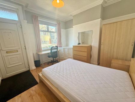 1 bedroom in a house share to rent - Photo 2