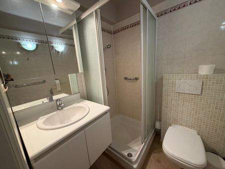 Goed onderhouden appartement met twee slaapkamers gelegen in een residentiële wijk. In een gebouw met lift. - Photo 5