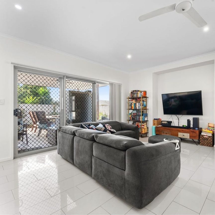 Properly Managed I Modern 4-Bedroom Warner Property with Open-Plan Living! - Photo 1