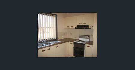 COMFORTABLE TOWNHOUSE LIVING WITH PRACTICAL INTERNAL FEATURES - Photo 4