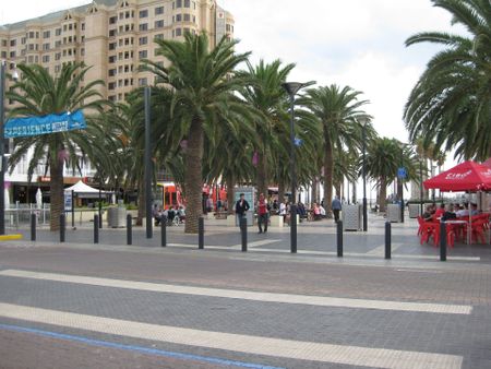 Furnished Apartment in the Heart of Glenelg&excl; - Photo 3