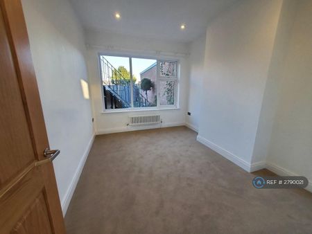 2 bedroom flat to rent - Photo 2