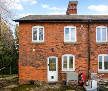 A three bedroom cottage with views of the surrounding countryside. - Photo 1