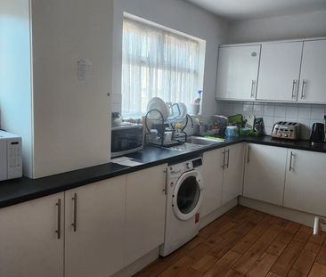 Room in a Shared Flat, Imperial Drive, HA2 - Photo 4